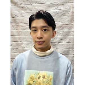 癖毛を活かした七三分けナチュラルスタイル