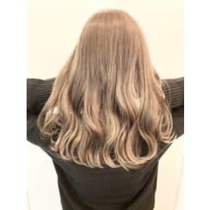 《ミルクティーベージュ》