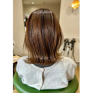 切りっぱなしミディアムボブ×ハイライト