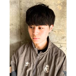 ナチュラルマッシュ ツーブロック 黒髪 眉毛 メンズ 20代