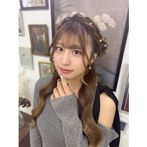 編み込みカチューシャサイドお団子♪