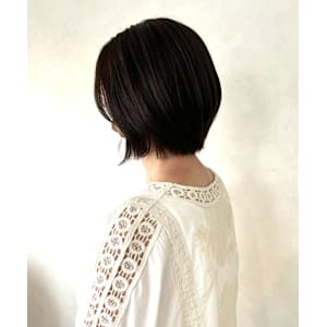 オリーブブラウン・前下がりひし形ショートボブ