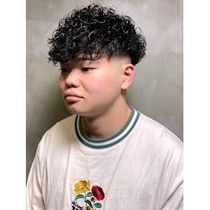 スパイラルパーマ スキンフェード ツーブロック 黒髪