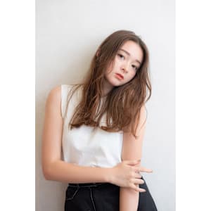 ブリーチなしアッシュブルー×センターパートメルトカラー