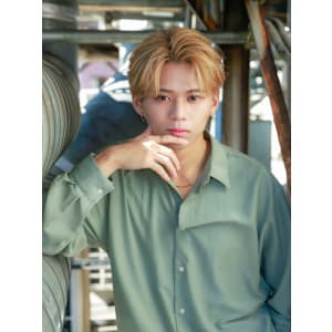 フェザーショート×透明感ブロンドカラー