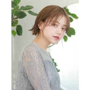 切りっぱなしワンレンセンターパート外ハネ耳掛けショート