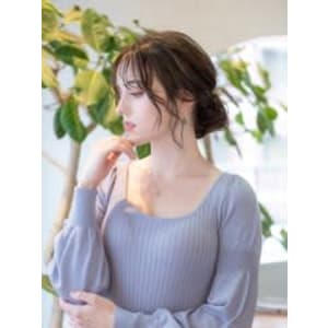 後れ毛が可愛いお呼ばれお団子アレンジ　シニヨン二次会結婚式