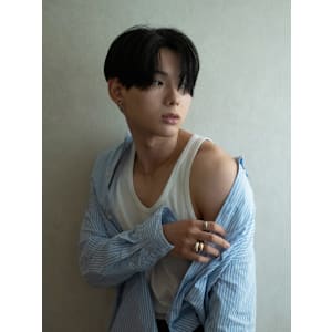 韓国風ウェット黒髪センターパート