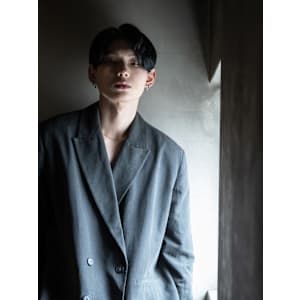 黒髪で遊ぶ見下しセンターパート×カルマパーマ