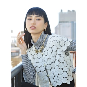 色気溢れるモード女子の黒髪×オン眉バング