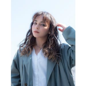 トレンドを楽しむインナーカラー×ゆるふわセミロング