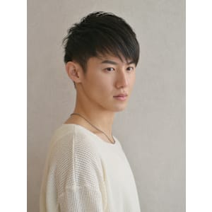 簡単スタイリングのツーブロックヘア