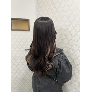 チラ見えピアスカラーロング - Bulansis Hair【ブランシス ヘアー】掲載中