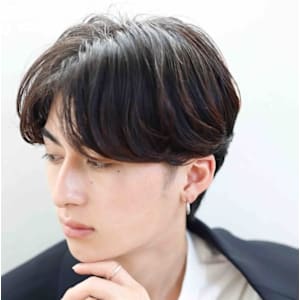 センターパート黒髪マッシュ