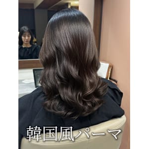 伸ばしながらパーマかけられる？