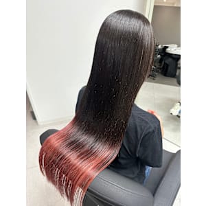 【個性派ヘア】極艶ピンクの裾カラーで周りと差をつける！