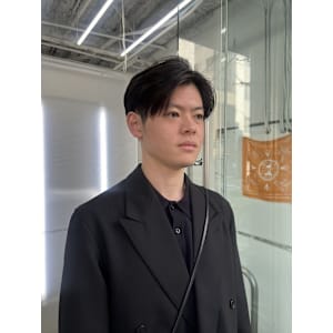 センターパートショートスタイル