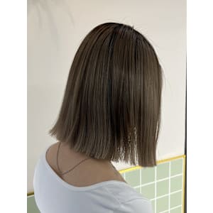 切りっぱなしボブ×グレージュ