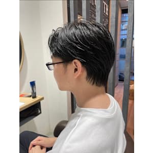 襟足を少し長めに残しながら、さっぱりと爽やかな印象に