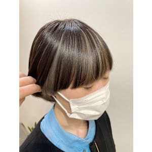 アンブレラカラーシルバーアッシュ/インナーカラーワイドバング