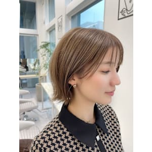 ダブルカラー/ハイトーンカラーベージュ/ぷつっとボブ/耳掛け