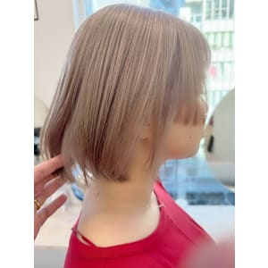 全体ブリーチオンカラー /ミルクティーカラー/姫カットボブ
