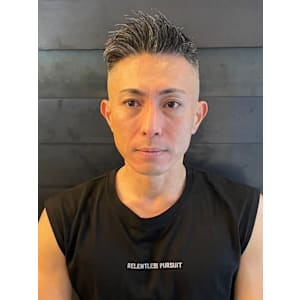 アップバング スキンフェード グレイヘア