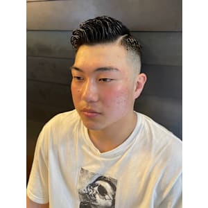 サイドパート 黒髪 スキンフェード