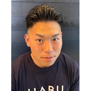 フェードカット オールバック 黒髪ショート ツーブロック