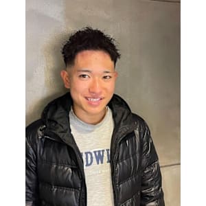 アップバング ツーブロック ツイストパーマ スキンフェード