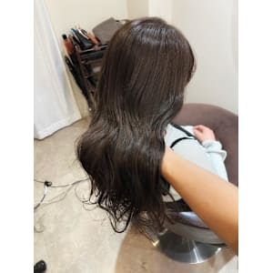 オリーブグレージュ【脇黒丸　彩】