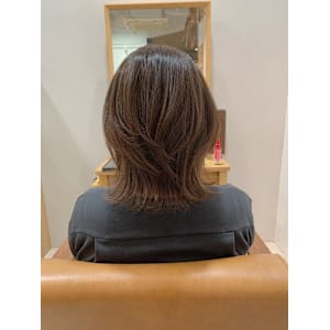 軽やかミディアムレイヤースタイル