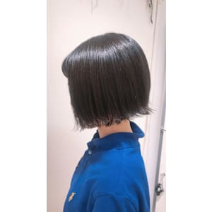 カット＋イルミナカラーで暗髪ボブ