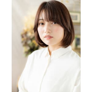 艶感斜めバング黒髪ボブディヘルシースタイル　くすみベージュ