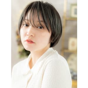 カーキグレージュ小顔束感マッシュショート　フェザーショート