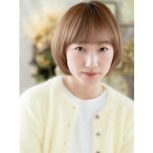 切りっぱなしナチュラルぱっつん前髪丸みボブ　くすみベージュ