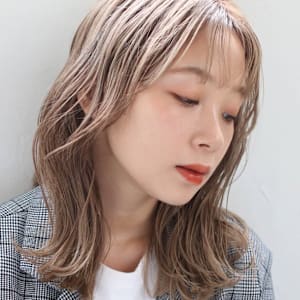 顔周りレイヤー外ハネミディ