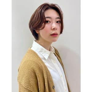 大人ショートボブ グレージュ 前髪なし センターパート