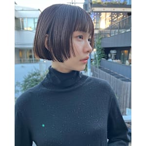 ダークベージュカラーにクラシックボブ+顔まわりレイヤーカット