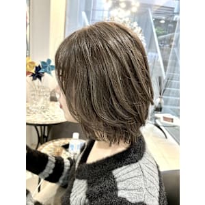 オリーブベージュ