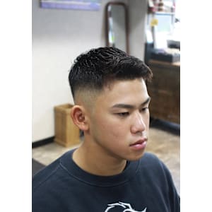 ミドルスキンフェードショート