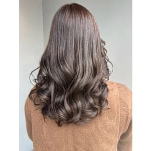 マロンベージュ 赤み消しカラー 巻き髪セミロング ツヤ髪