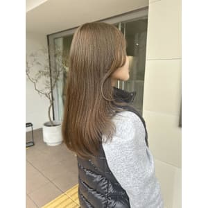 オリーブベージュ×レイヤースタイル