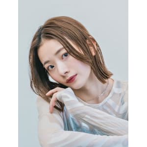 グレーベージュ大人ナチュラル外ハネ結べるショートボブ長め前髪