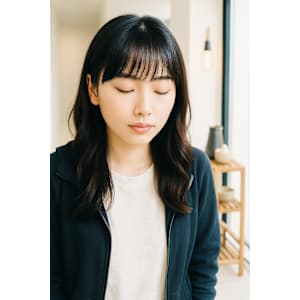 暗いトーンでも透明感ある髪色へ。