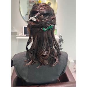 編み込みシンプルハーフアップヘア