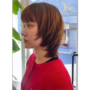 ミディアムレングスのレイヤースタイル