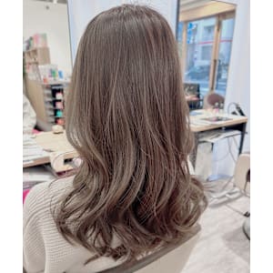 ハイライト　白髪ぼかし　明るめグレーベージュカラー　巻き髪