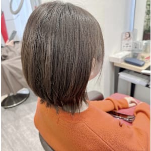 ミディアムショートレイヤー　丸みやくびれ大人ショートスタイル - u'i by first北四番丁【ウイバイファーストキタヨバンチョウ】掲載中