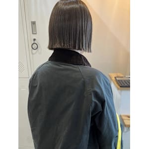 オリーブカラーのぷつっとボブ